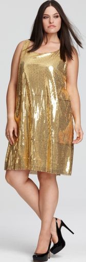 золотое платье на полной девушке прямого свободного кроя выше колен