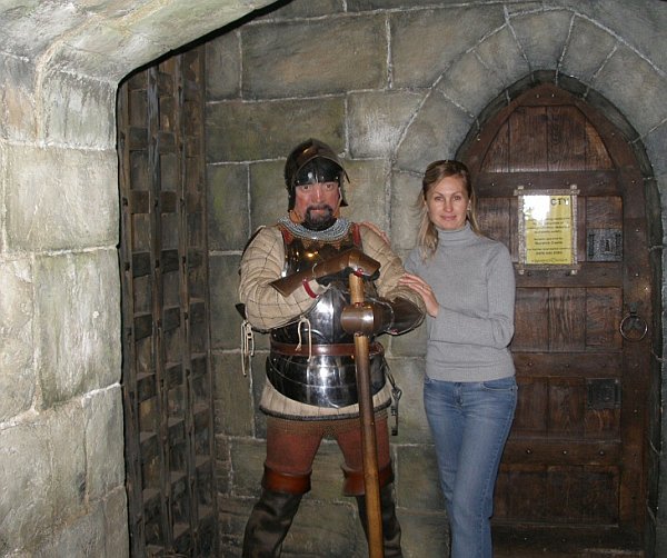 стражник в доспехах в английском замке Уорвик