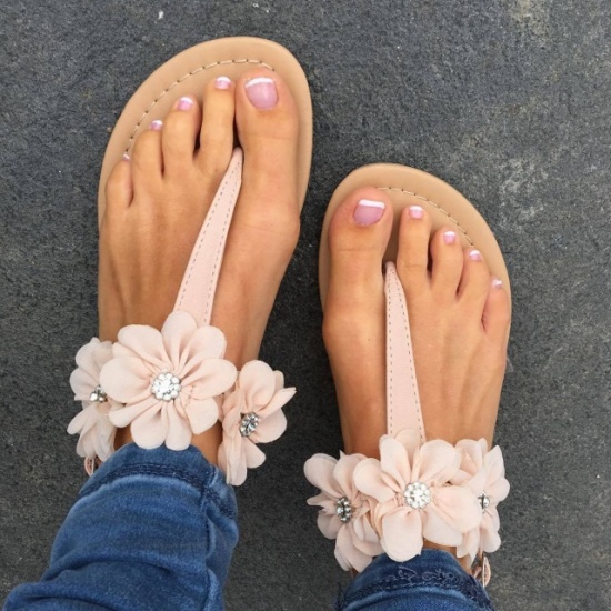 Бежевые сандалии розовый лак на ногтях