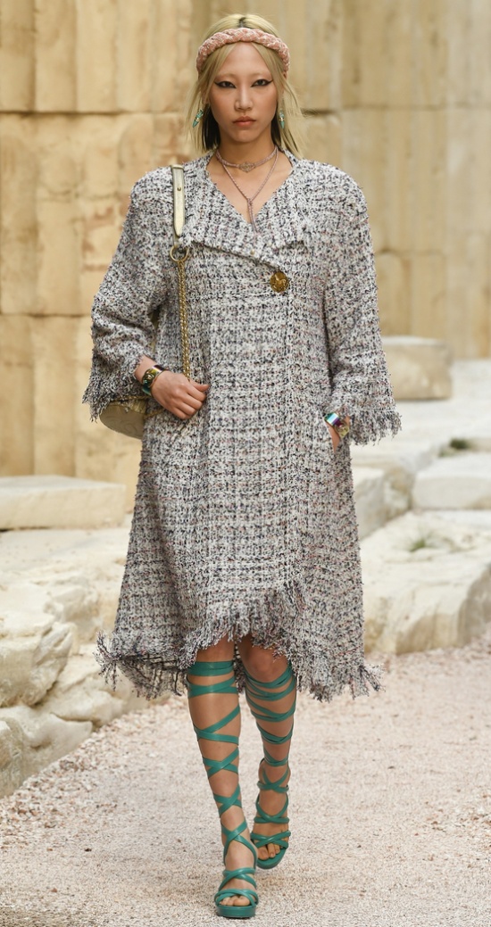 Мода для полных весна 2018. Элегантное твидовое пальто с неровным подолом и бахромой