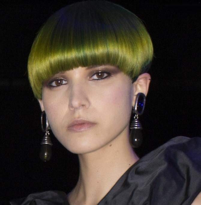 модная стрижка 2018 на цветных волосах зеленого оттенка - стрижка шапочка с челкой в виде трапеции