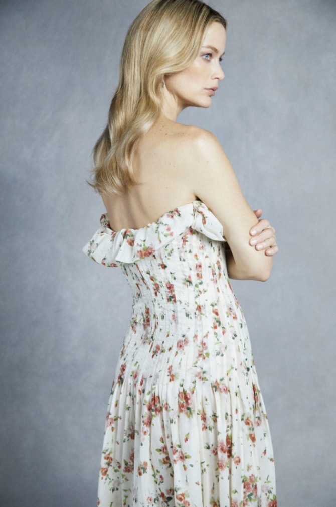 светлое платье с открытой спиной, воланом на спине и цветочным рисунком ткани