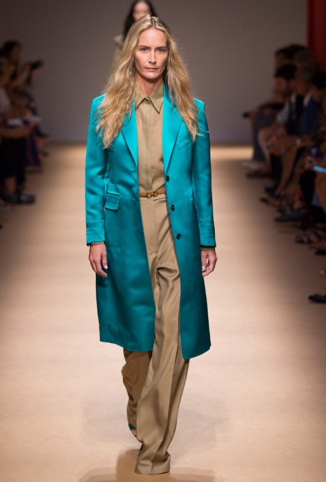 легкое модное женское пальто сезона весна 2019 цвета морской волны