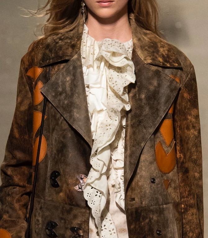 коричневое женское замшевое пальто с аппликациями из светлой кожи