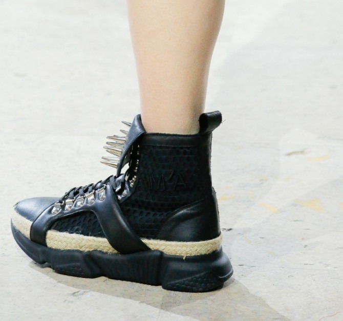 черные женские ботинки на толстой платформе с шипами