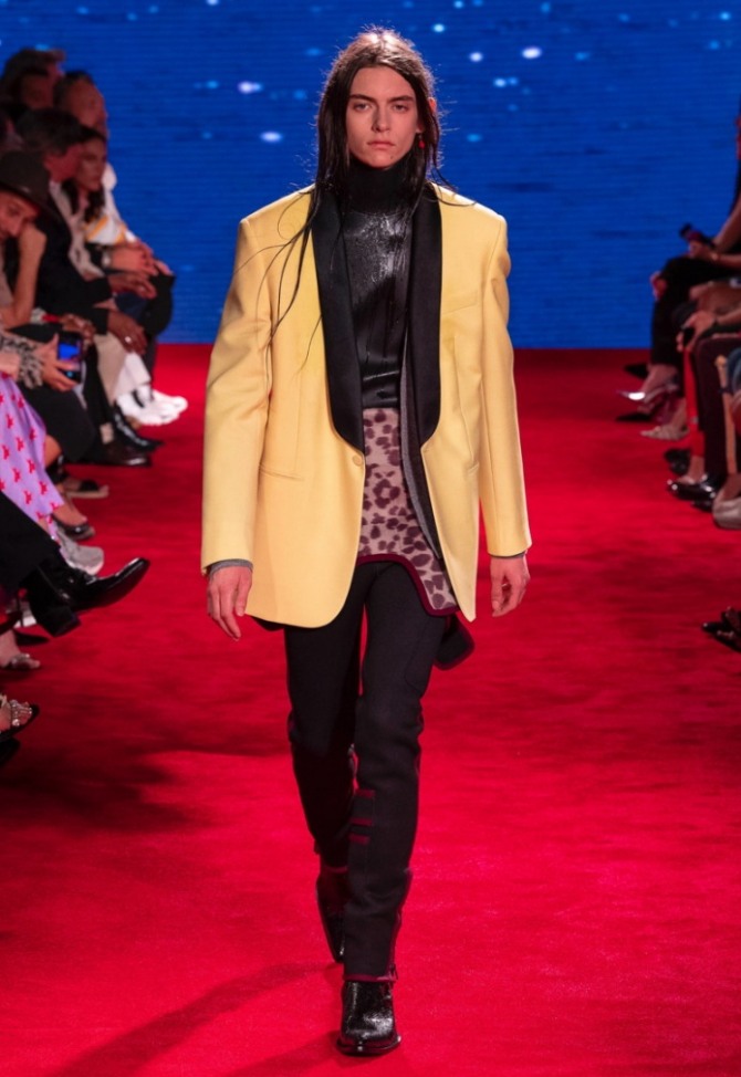 из коллекции Calvin Klein 205W39NYC весна-лето 2019 - пальто-пиджак желтого цвета с черными лацканами
