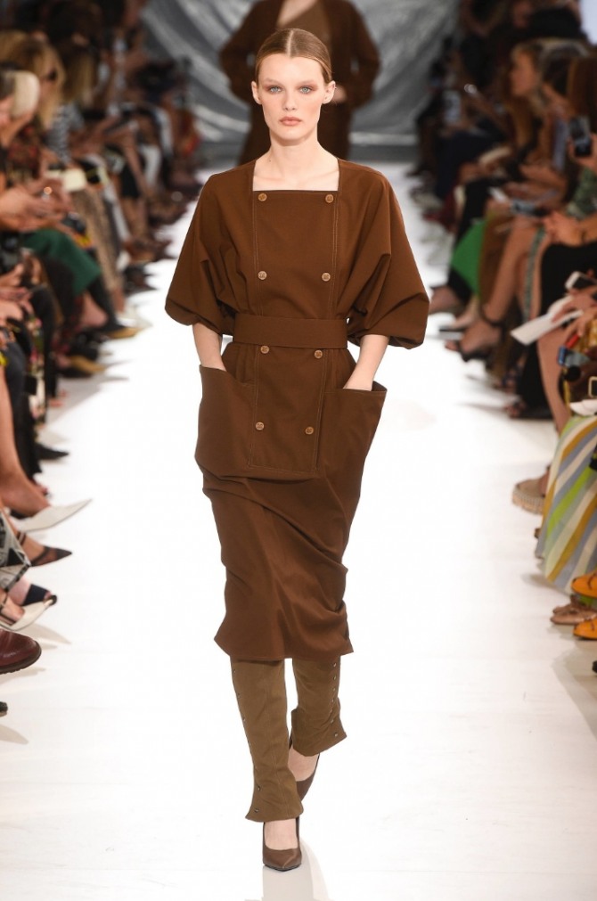 Модный показ от Max Mara - коричневый замшевый костюм для девушки с поясом на жакете и квадратным вырезом в области шеи, двубортный, с большими накладными карманами и юбкой поверх брюк 