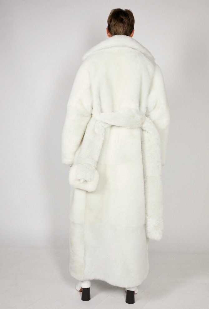 белое меховое пальто макси с широким поясом и большой меховой пряжкой