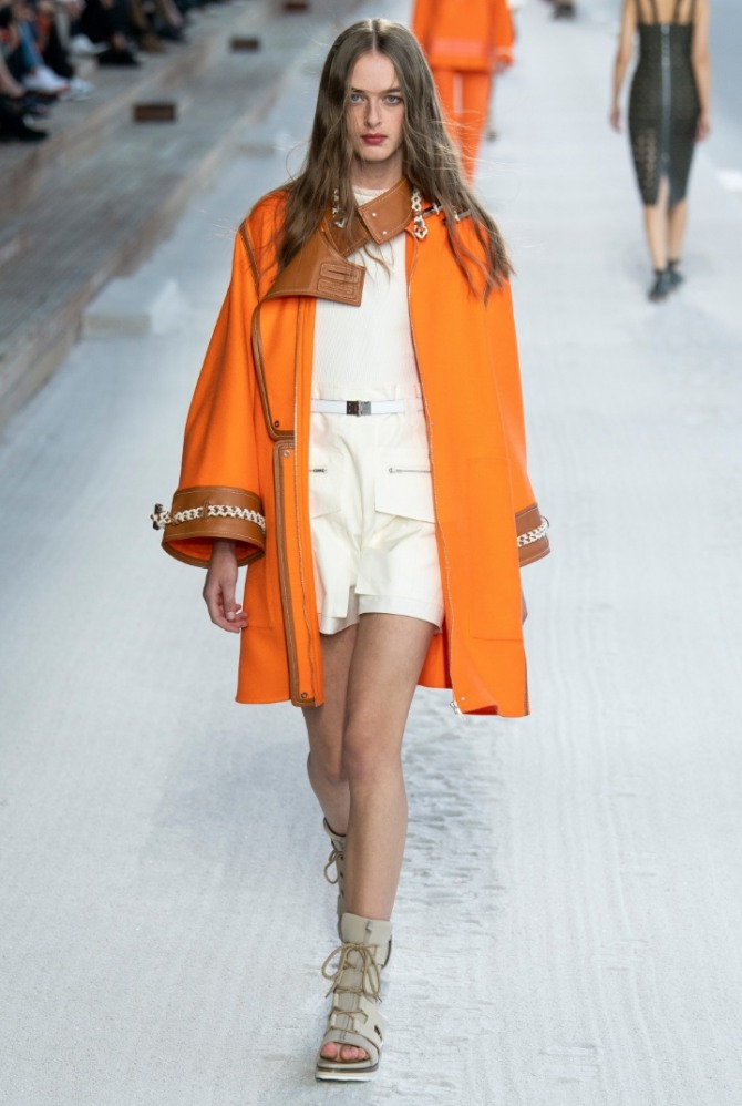 оранжевое молодежное пальто для девушки на застежке-молнии и с широкими рукавами
