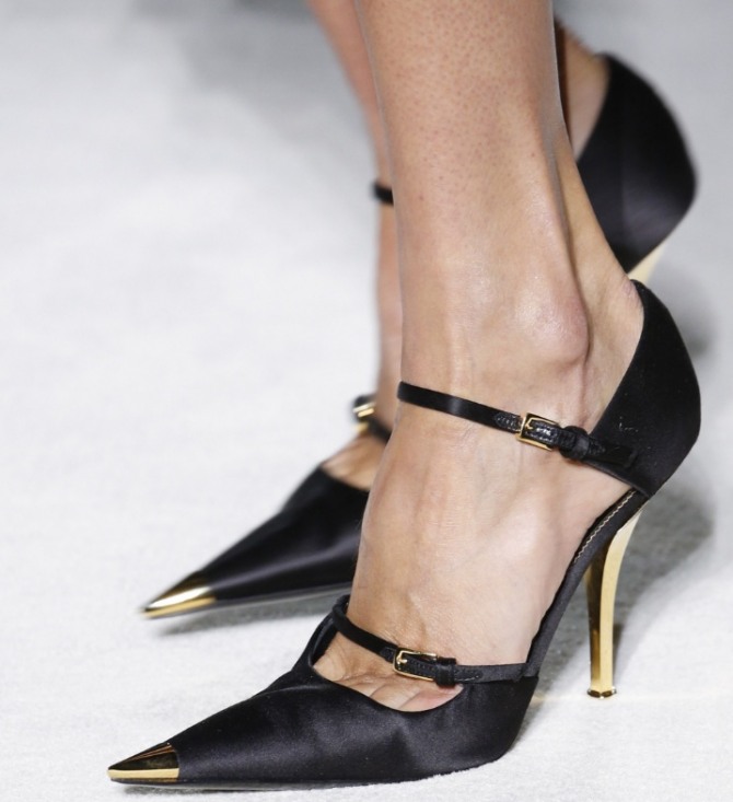 черные туфли с двумя ремешками, острым носком и металлическим мысом