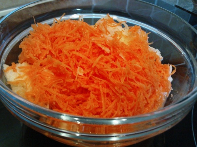 натертая морковь поверх картошки