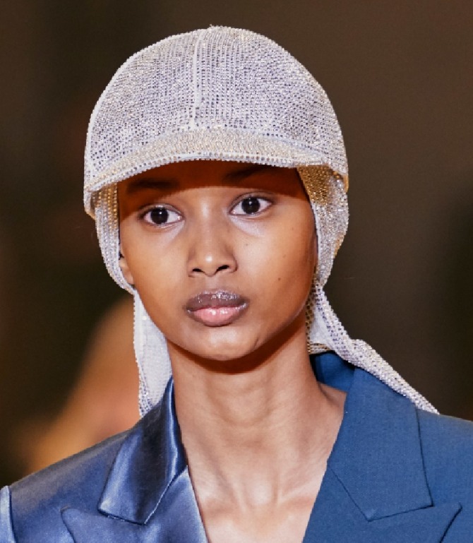 модное женское кепи осень-зима 2019-2020 от бренда Off-White - белое, с блестящими нитями, надетое на головной платок из той же ткани с люрексом