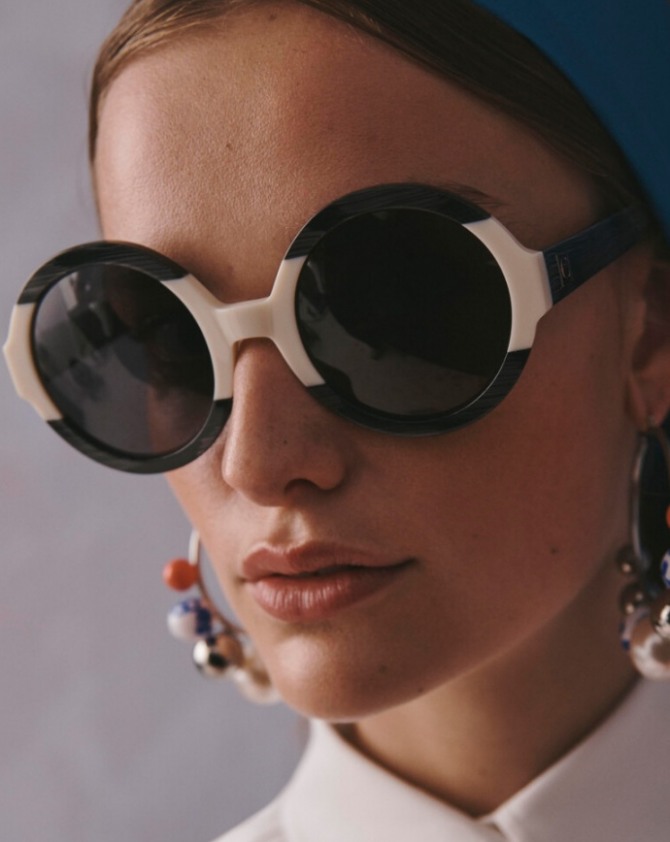 темные женские очки весна-лето 2020 с черно-белой оправой круглой формы от Carolina Herrera