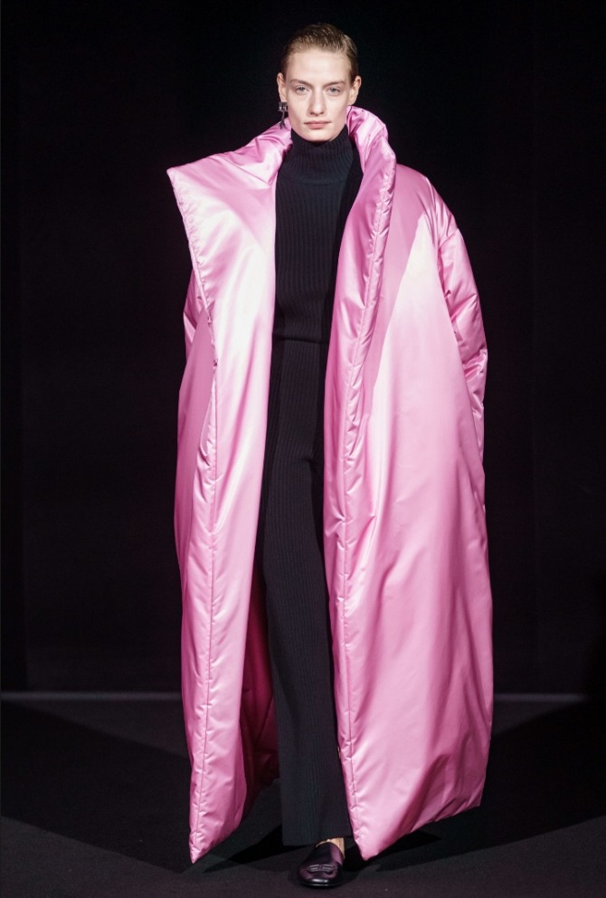 розовый пуховик 2020 оверсайз, длиною в пол от Balenciaga