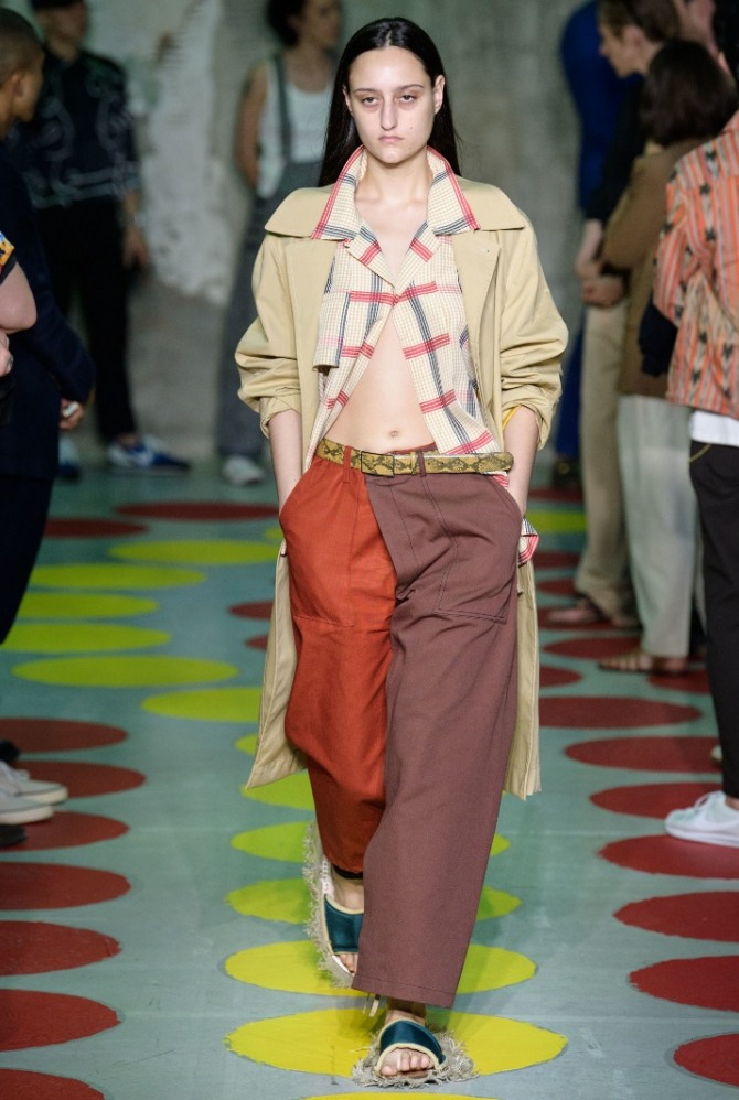 модные дизайнерские брюки весна-лето 2020 с разноцветными гачами от Marni
