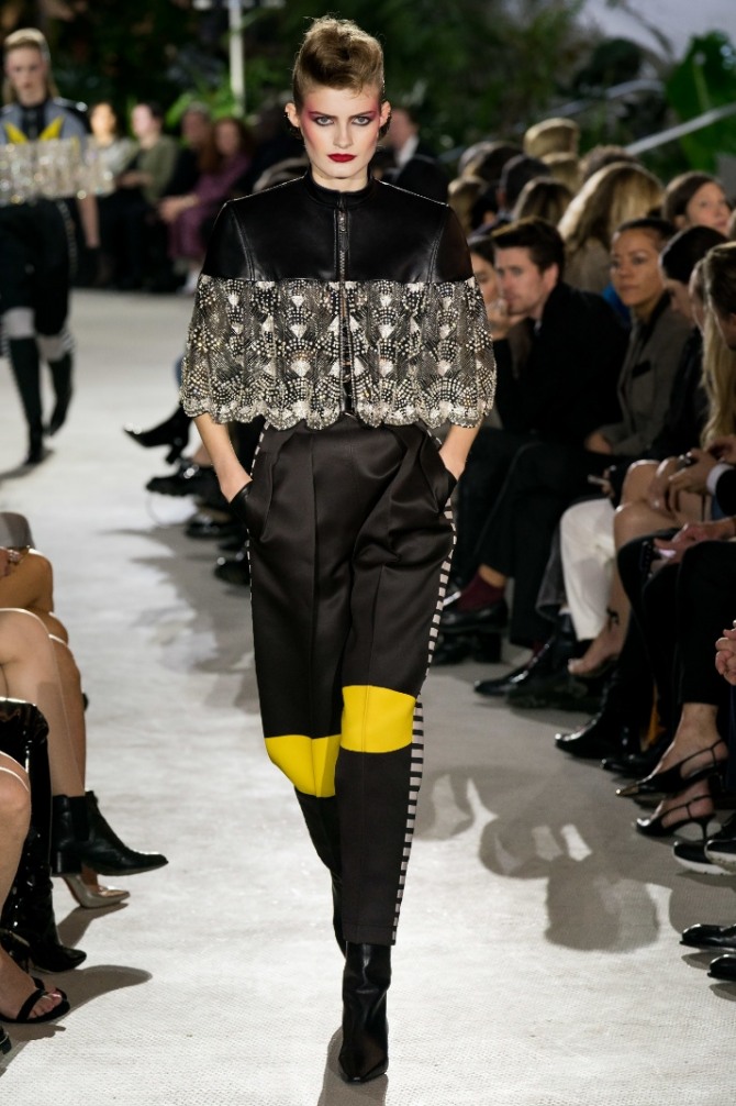 атласные коричневые брюки 2020 с модных показов от Louis Vuitton - с желтой полосой и лампасами