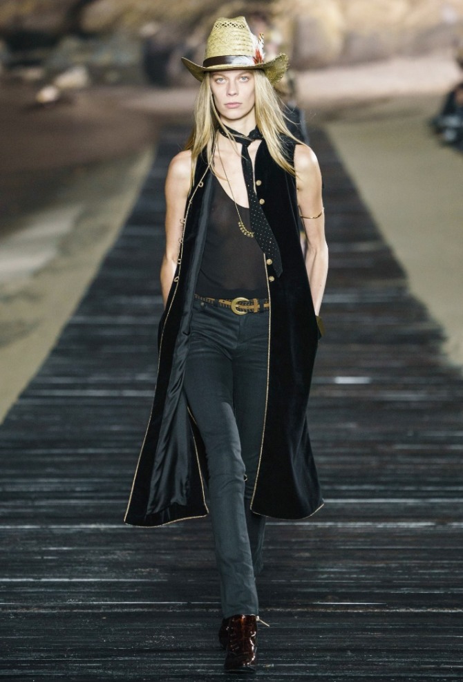 черные дамские джинсы скинни от Saint Laurent с модных показов весна-лето 2020