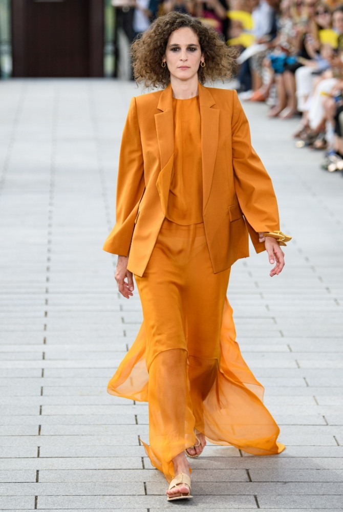 весенний костюм 2020 с юбкой цвета яичного желтка, жакет имеет разрезы на рукавах, сам костюм из шифона - фото из коллекции Maison Rabih Kayrouz