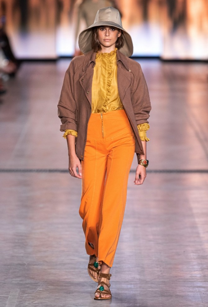 С какими брюками носить коричневую куртку весной 2020 года - фото с модного показа Alberta Ferretti, модель женских брюк оранжевого цвета