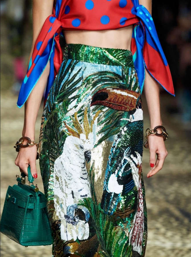 летняя юбка из блестящей ткани А-силуэта длиною миди с тропическим принтом, широким поясом и попугаями от Dolce & Gabbana