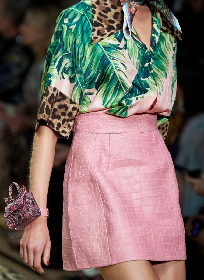 летняя мини-юбка розового цвета из искусственной кожи - Dolce & Gabbana весна-лето 2020