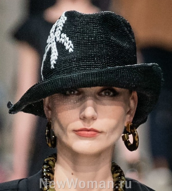черная шляпа федора с белой вышивкой на тулье от модного дома Giorgio Armani
