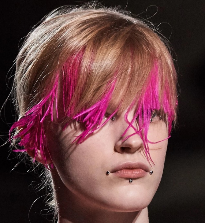 прическа с модного показа Dries Van Noten весна-лето 2020 с цветными нитями-веточками