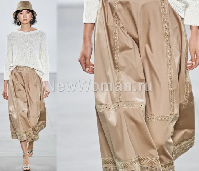 модная бежевая летняя юбка А-силуэта с широкой красивой тесьмой по подолу - лук из модной коллекции Elie Tahari весна-лето 2020