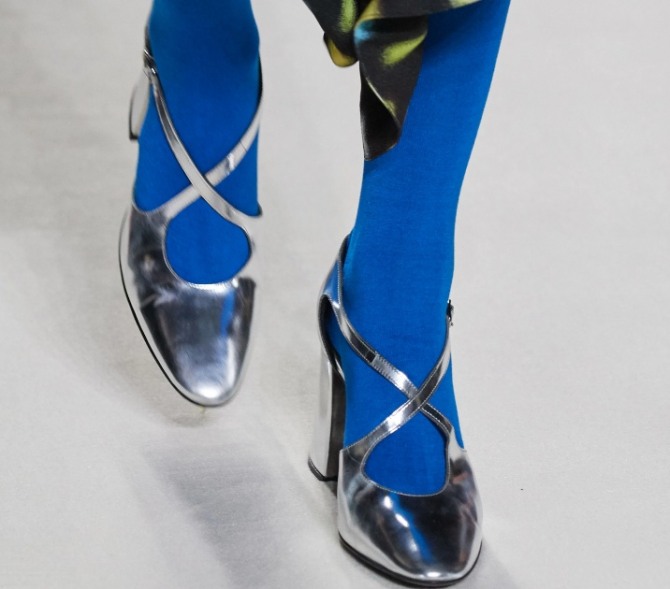 серебряные туфли с перекрестными ремешками на подъеме стопы, надетые поверх цветных гольфов - модный лук весна-лето 2020 от бренда Paco Rabanne