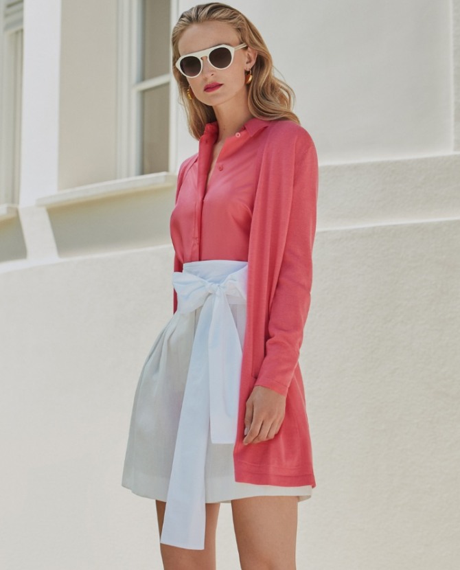 сочетание белой летней короткой юбки с солнцезащитными очками в белой оправе, кардиганом и блузкой кораллового цветанового цвета