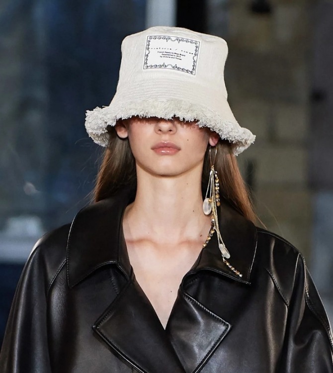 уличная мода весна 2020 года - фото светлой тканевой панамы к черному кожаному пальто или куртке, фото из коллекции Victoria/Tomas (Париж)