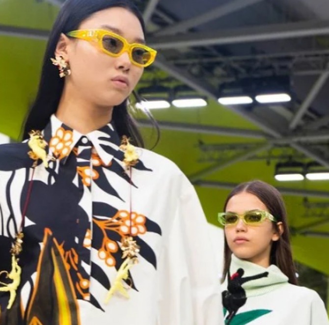 очки от солнца небольшого размера с цветными оправами от Valentino весна-лето 2020