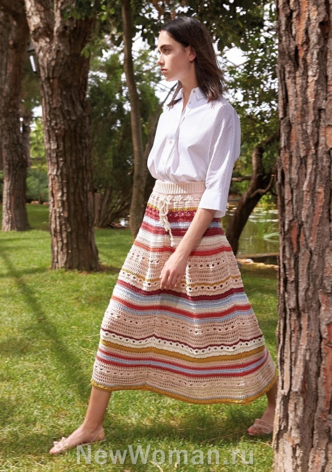 модные тенденции летней моды 2020: трикотажная летняя юбка миди с разноцветными горизонтальными полосами от Red Valentino