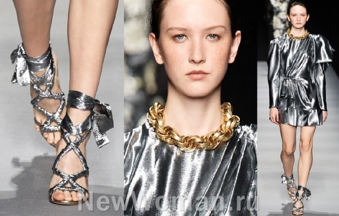 модный новогодний лук 2021 - платье мини из серебристого металлика с драпировкой, босоножками того же цвета и ожерельем из металла желтого оттенка