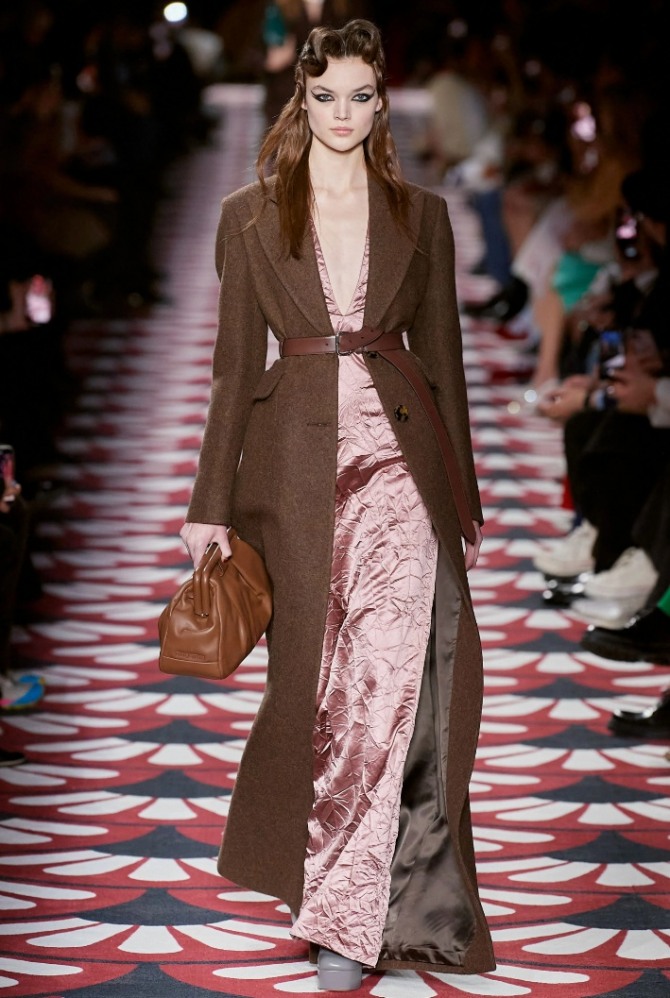 осенний вечерний образ 2020 - длинное коричневое пальто с кожаным ремнем поверх розового вечернего платья макси