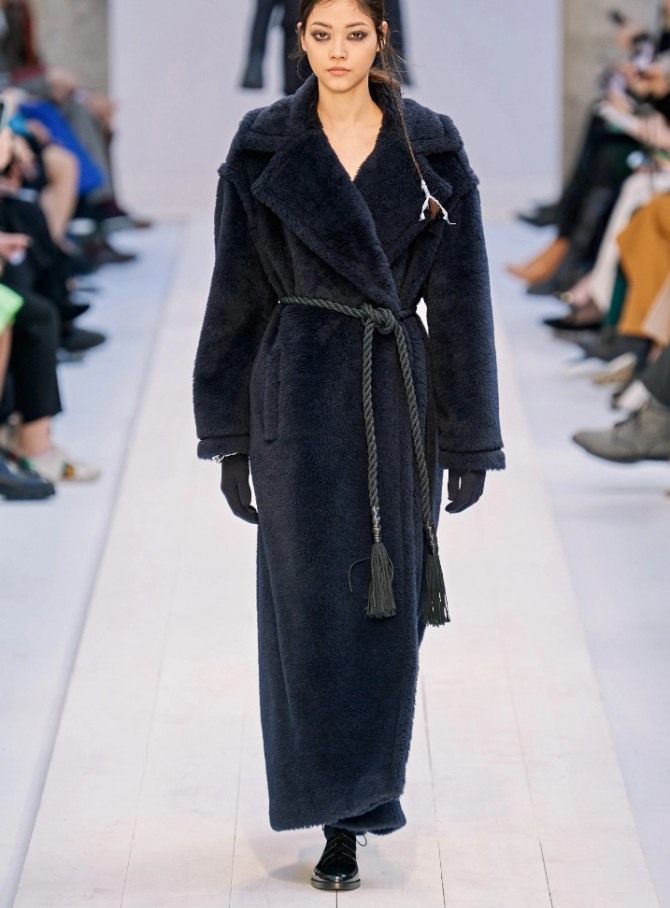 модные женские зимние пальто 2020-2021 - тенденции, длинное пальто из меха черного цвета прямого силуэта с поясом-шнуром и воротником с лацканами