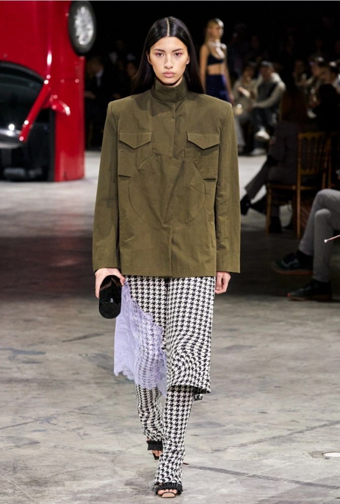 женская замшевая легкая куртка цвета хаки в стиле китайского френча Мао из коллекции бренда Off-White на сезон осень зима 2020 2021