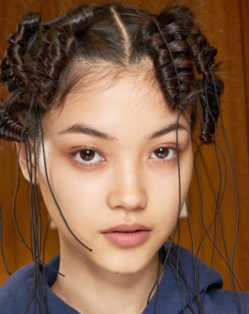 модное плетение волос для девушек - косички, собранные на шнур - тренды для длинных волос 2020