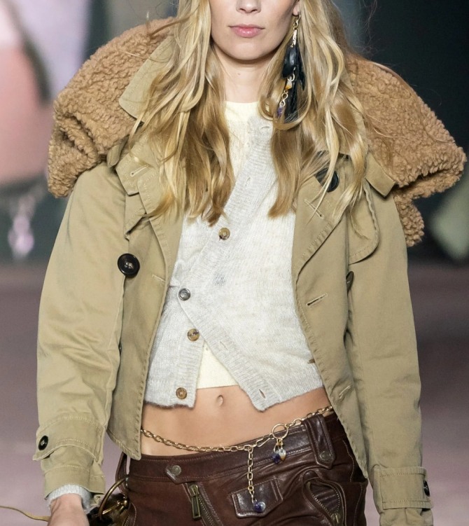 какие куртки модные в 20201 году для девушек - укороченная бежевая модель из плотной плащевки с большим плюшевым капюшоном - фото с подиума итальянский бренд Dsquared2