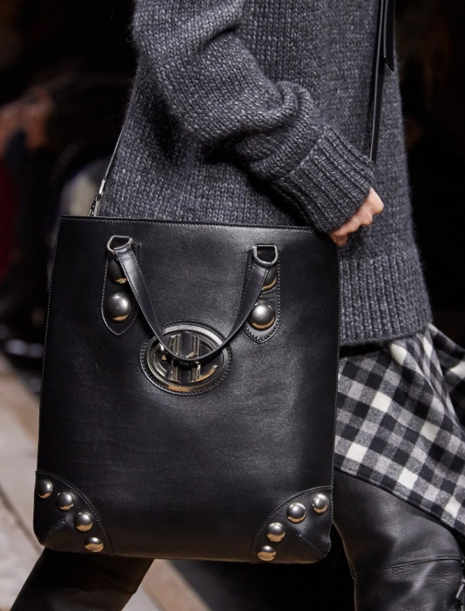 плечевая черная сумка-планшет - тренды в моде на осенние женские сумки 2020 года - фото из дизайнерских коллекций с недель моды в европейских столицах