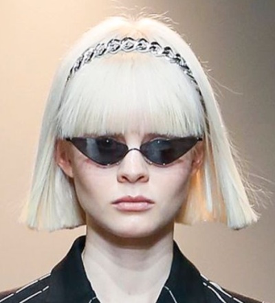 красивая стрижка каре у блондинки с прямой сплошной челкой и металлическим ободком - тренды для средних волос сезона осень-зима 2020-2021