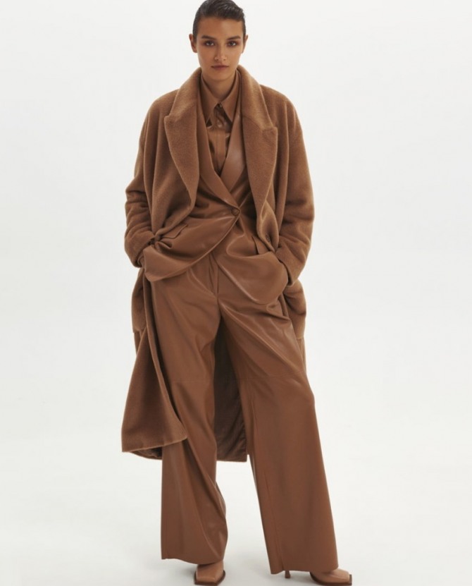 классический осенний лук в стиле тотал-лук: брюки, пальто, блузка в коричневой цветовой гамме