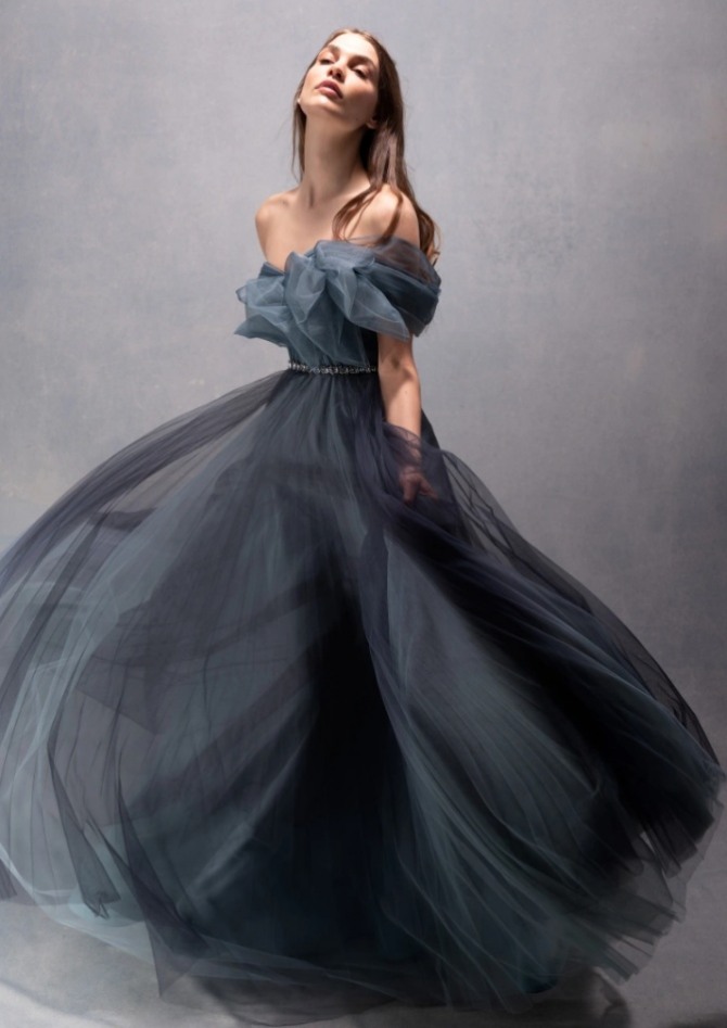 полупрозрачная модель выпускного платья 2023 из тюля стального цвета