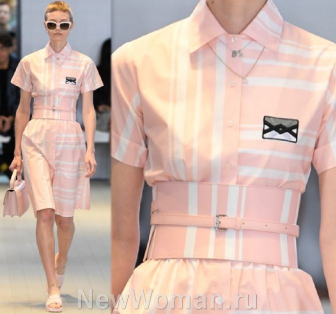 в чем летом 2023 года модно ходить на работу - платье до колена в рубашечном стиле с накладным поясом-корсетом, короткими прямыми рукавами с принтом из бело-розовых полос