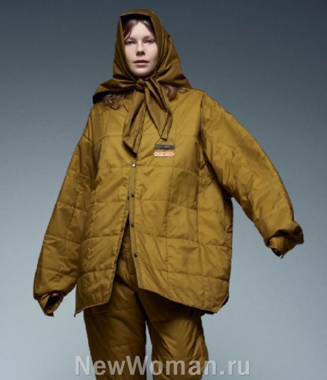 женская легкая стеганая осенняя куртка 2024 года горчичного цвета длиною до середины бедра