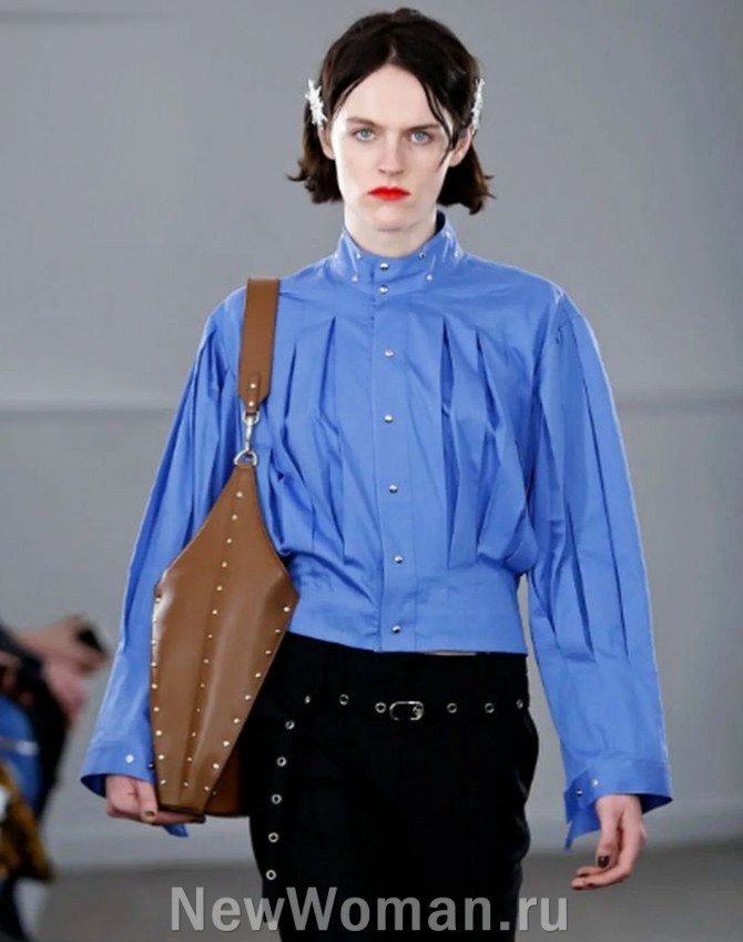 блузка голубого цвета с застроченными складками на рукавах и полотне блузки