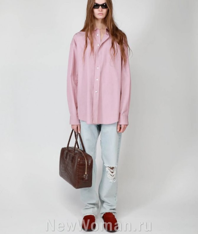 сочетание розовой блузки и джинсовых брюк голубого цвета