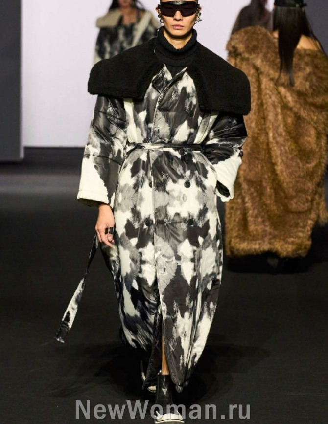  зимнее женское нейлоновое пальто 2025 года с черно-белым принтом и большим воротником-капюшоном из черного искусственного меха