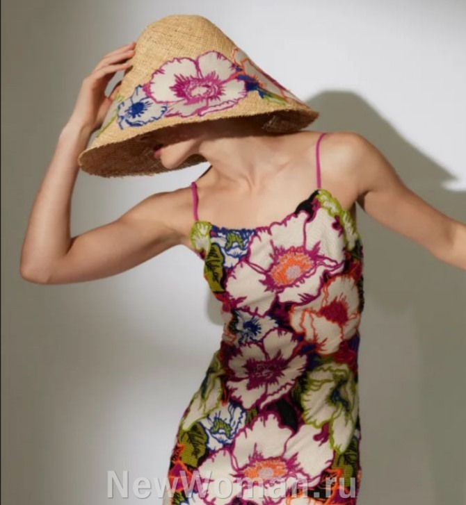 курортный образ с "вьетнамской" шляпой в форме конуса с цветочными аппликациями