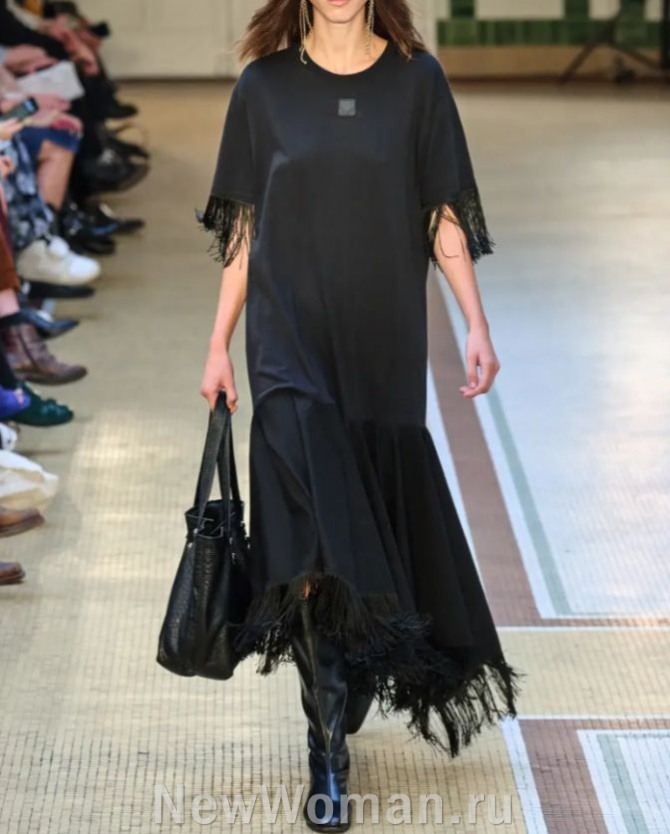 шерстяное длинное платье черного цвета с бахромой